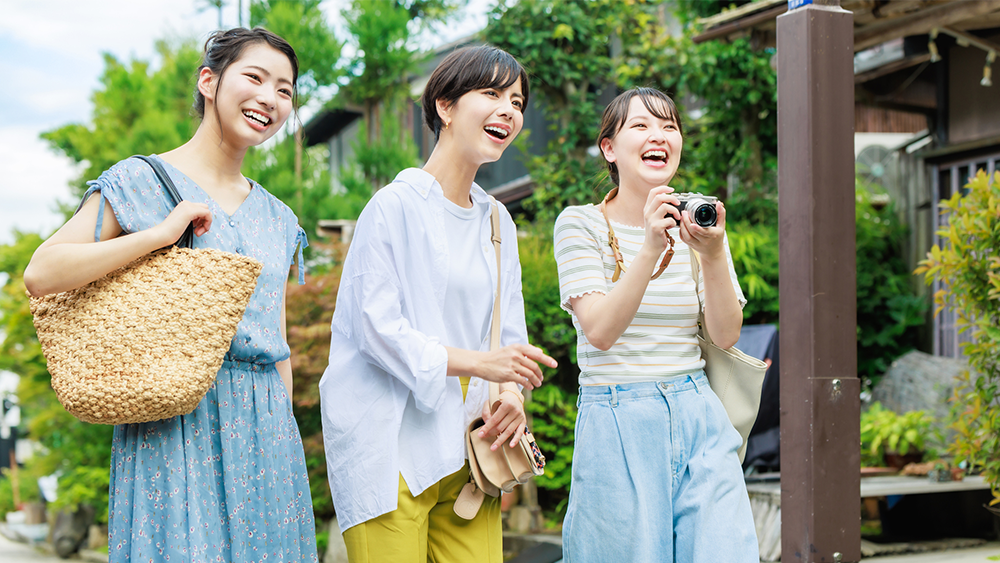 観光する美女
