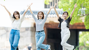 はしゃぐ女性美人3人